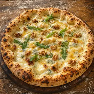 Bianca Noci frisch aus dem Ofen, belegt mit Gorgonzola, Fior di Latte, Walnüsse, Honig, Rucola