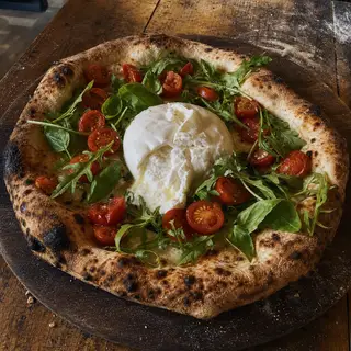 Burrata e Basilico frisch aus dem Ofen, belegt mit Kirschtomaten, Burrata, Basilikum, Rucola
