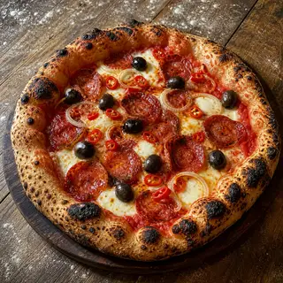 Calabrese frisch aus dem Ofen, belegt mit Salami, Scharfe Peperoni, Schwarze Oliven, Zwiebelringe