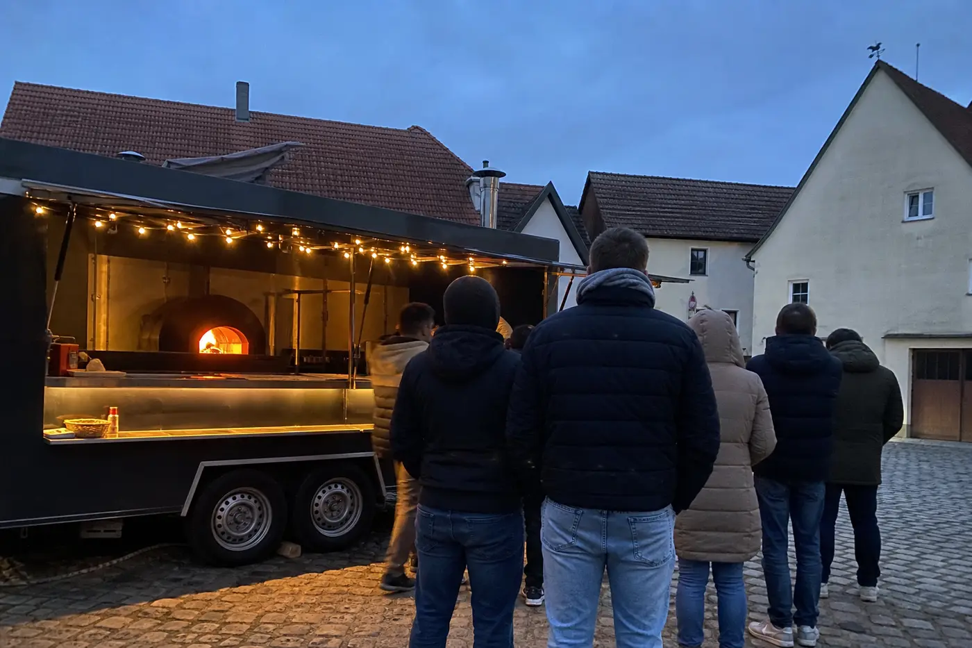 Samstagabend am Moschti-Platz, ein paar Gäste warten aufs nächste Stück.