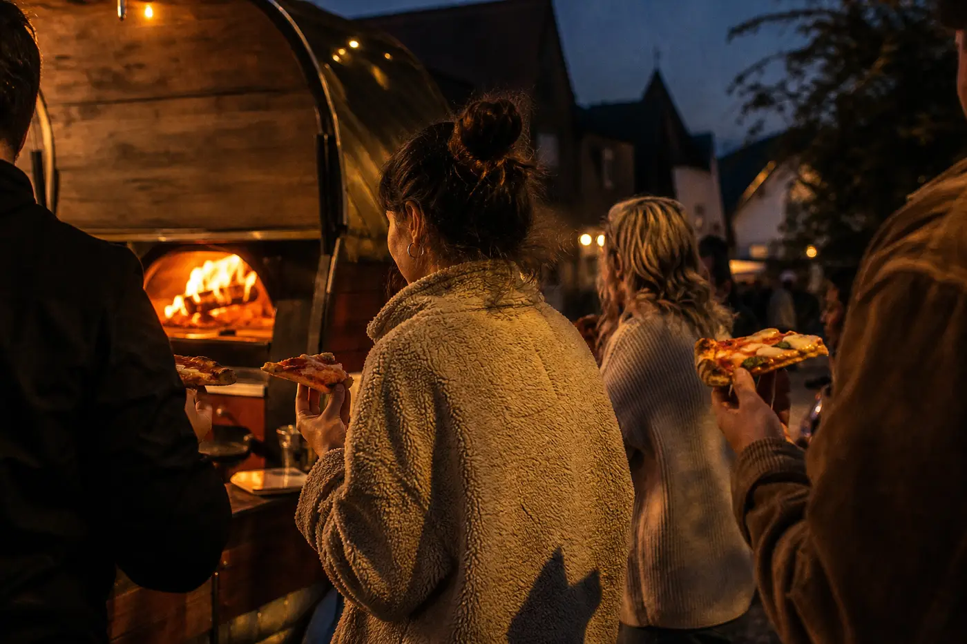 Samstagabend am Moschti-Platz, Menschen mit Pizza in der Hand.