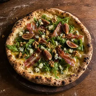 Klettgauer frisch aus dem Ofen, belegt mit Speck, Feige, Gorgonzola, Walnüsse, Honig, Rucola