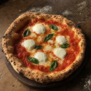 Margherita La Nonna frisch aus dem Ofen, belegt mit Fior di Latte, Basilikum