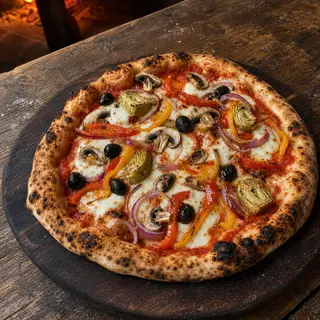 Orto Verdura frisch aus dem Ofen, belegt mit Paprika, Champignons, Artischocken, Schwarze Oliven, Zwiebelringe