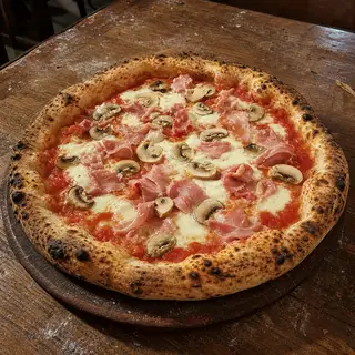 Prosciutto e Funghi frisch aus dem Ofen, belegt mit Kochschinken, Champignons