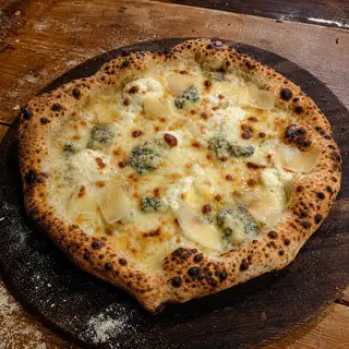 Quattro Formaggi frisch aus dem Ofen, belegt mit Gorgonzola, Parmesanspäne, Fior di Latte