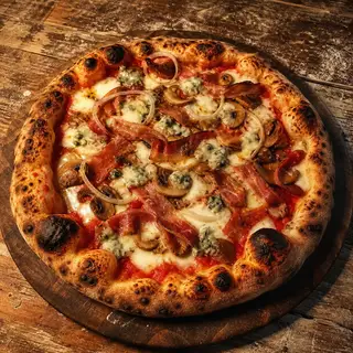 Rustica frisch aus dem Ofen, belegt mit Speck, Champignons, Zwiebelringe, Gorgonzola