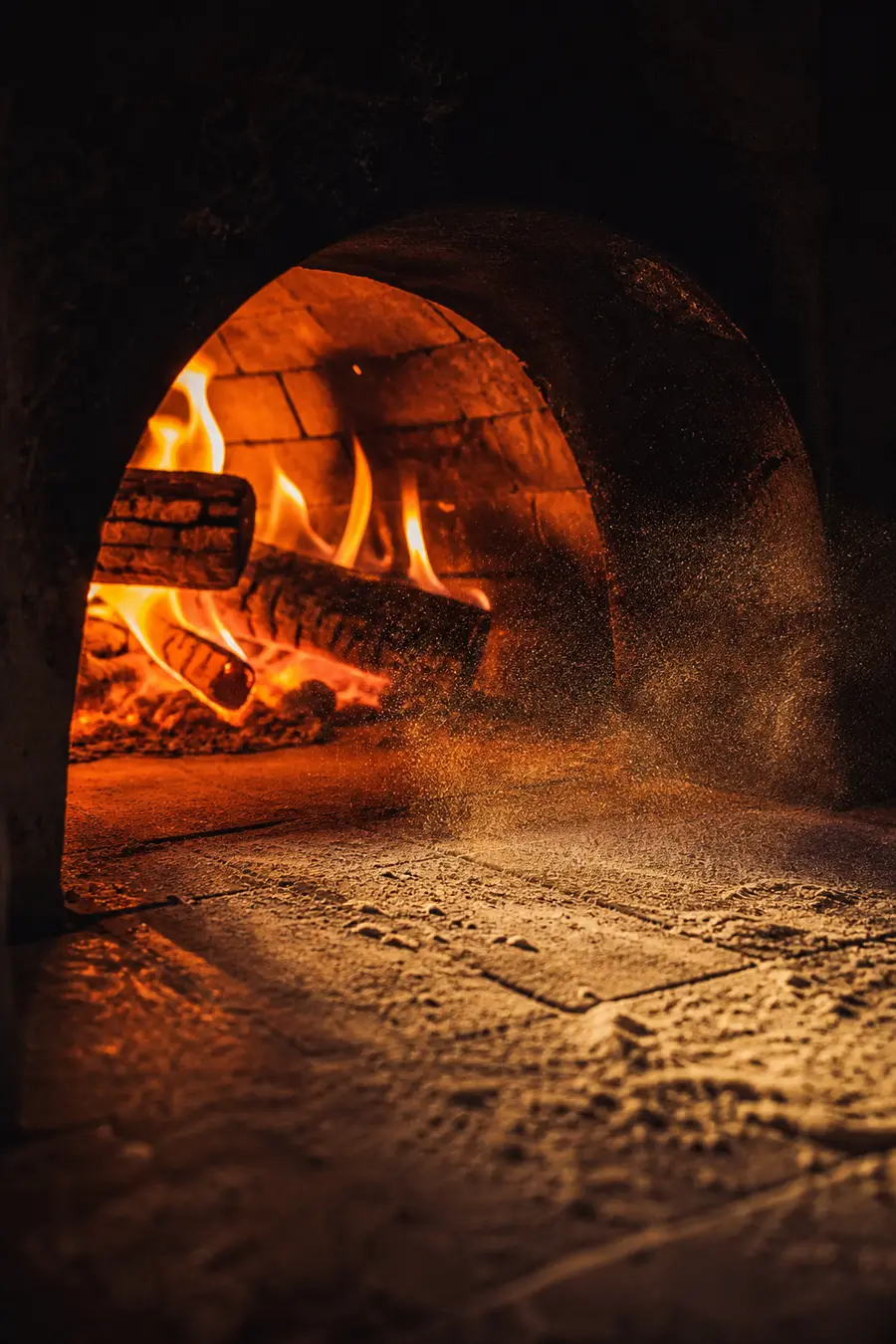 Holzofen bei voller Glut mit orangem Feuerschein