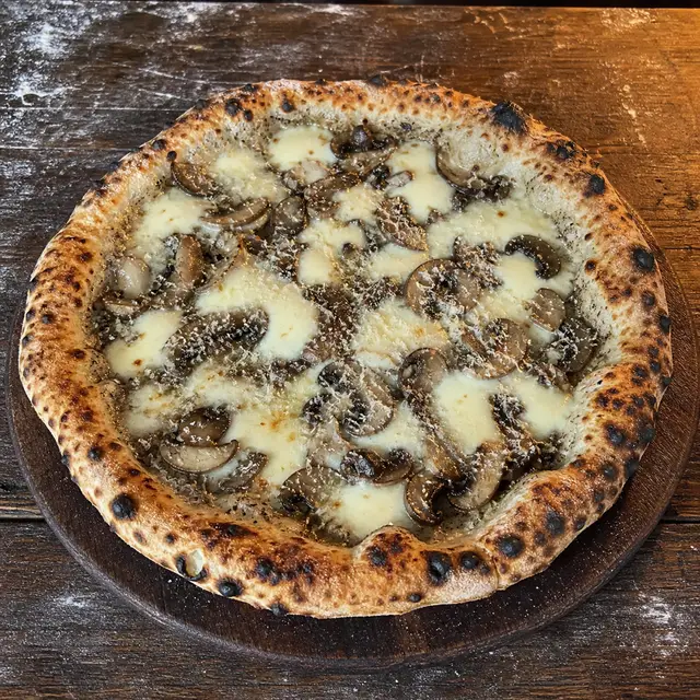 Pizza Tartufo, Trüffelcreme und Pilze, frisch aus dem Ofen