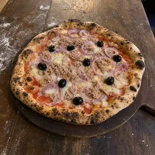 Tonno e Cipolla frisch aus dem Ofen, belegt mit Thunfisch, Zwiebelringe, Schwarze Oliven