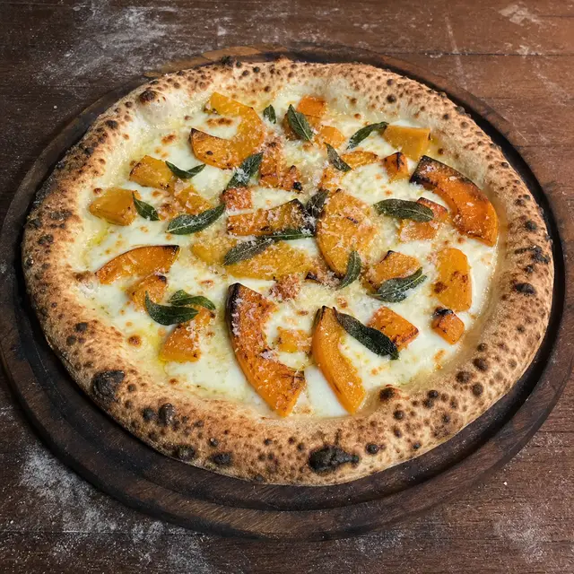 Pizza Zucca, Kürbis und Salbei, frisch aus dem Ofen